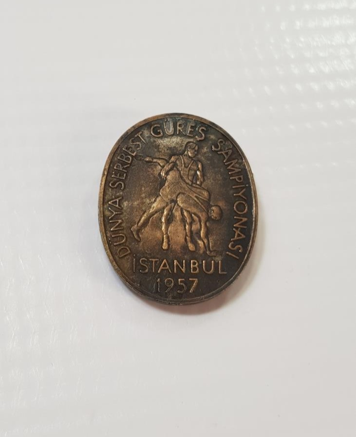 İSTANBUL 1957 DÜNYA SERBEST GÜREŞ ŞAMPİYONASI MADALYA ROZET