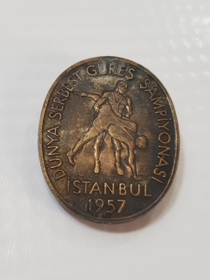 İSTANBUL 1957 DÜNYA SERBEST GÜREŞ ŞAMPİYONASI MADALYA ROZET