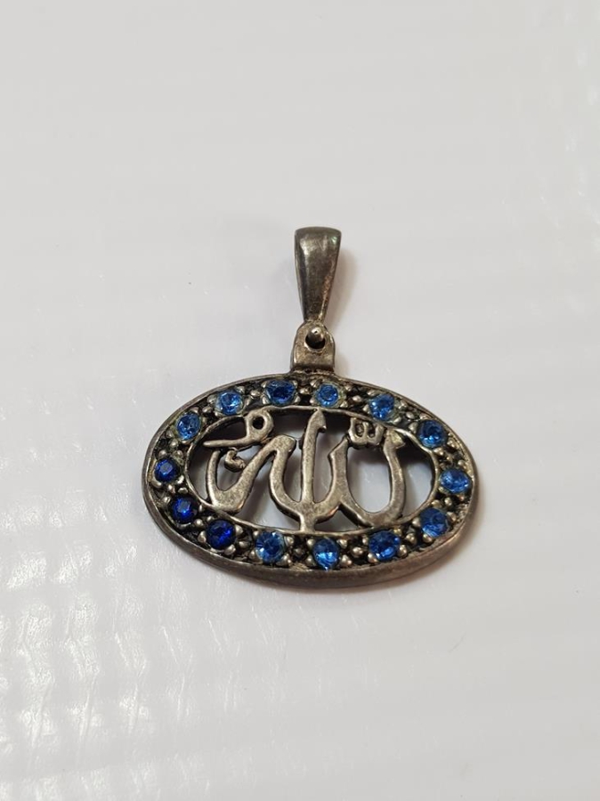 ÜZERİ RENKLİ TAŞLARLA SÜSLÜ VE ALLAH (CC) YAZILI GÜMÜŞ KOLYE UCU