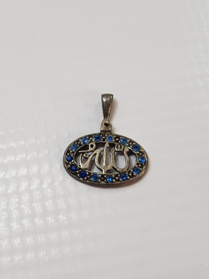 ÜZERİ RENKLİ TAŞLARLA SÜSLÜ VE ALLAH (CC) YAZILI GÜMÜŞ KOLYE UCU