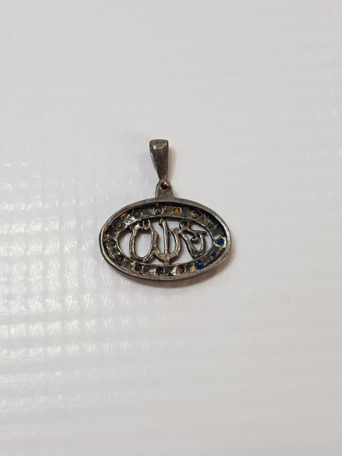 ÜZERİ RENKLİ TAŞLARLA SÜSLÜ VE ALLAH (CC) YAZILI GÜMÜŞ KOLYE UCU