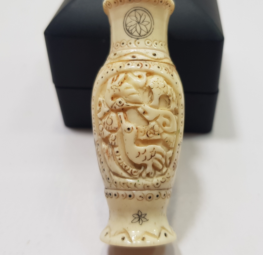 EL OYMA İŞÇİLİKLİ UZAK DOĞU YAPIMI MİNYATÜR KEMİK VAZO