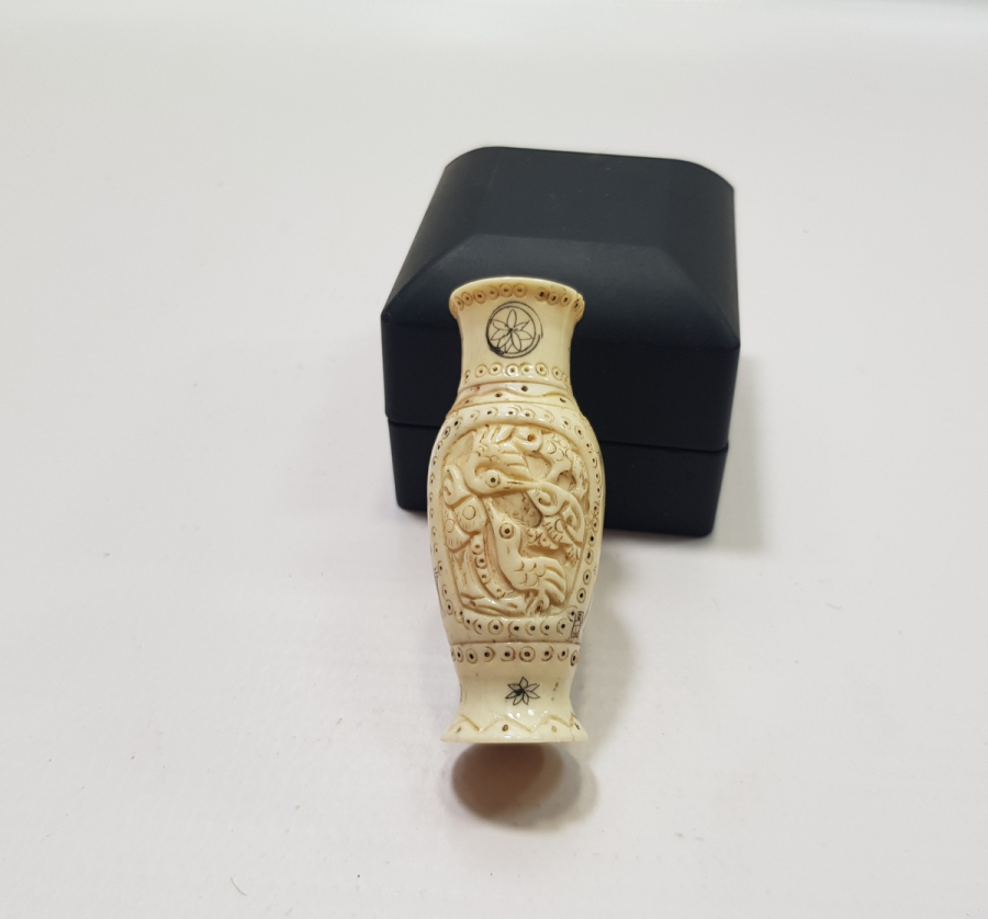 EL OYMA İŞÇİLİKLİ UZAK DOĞU YAPIMI MİNYATÜR KEMİK VAZO