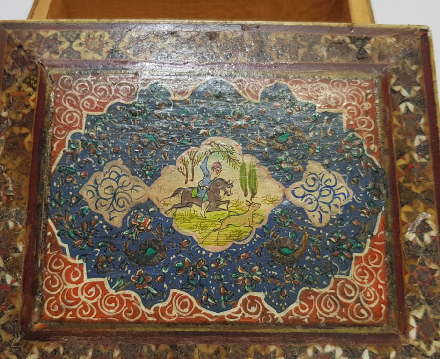 OSMANLI DÖNEMİ MARKUTERİ İŞÇİLİKLİ VE EL BOYAMA MİNYATÜRLÜ KAPAKLI KUTU