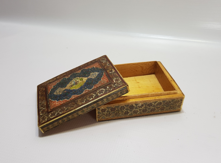 OSMANLI DÖNEMİ MARKUTERİ İŞÇİLİKLİ VE EL BOYAMA MİNYATÜRLÜ KAPAKLI KUTU