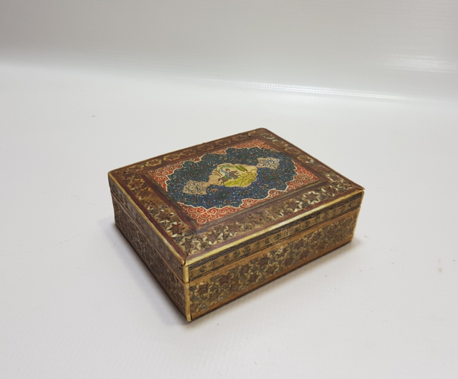 OSMANLI DÖNEMİ MARKUTERİ İŞÇİLİKLİ VE EL BOYAMA MİNYATÜRLÜ KAPAKLI KUTU