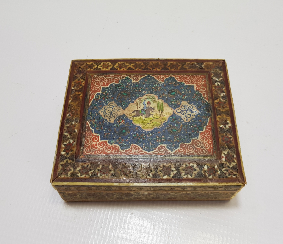 OSMANLI DÖNEMİ MARKUTERİ İŞÇİLİKLİ VE EL BOYAMA MİNYATÜRLÜ KAPAKLI KUTU
