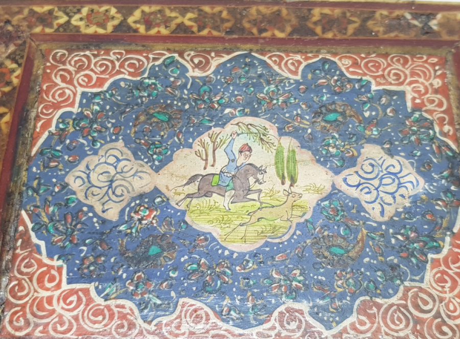 OSMANLI DÖNEMİ MARKUTERİ İŞÇİLİKLİ VE EL BOYAMA MİNYATÜRLÜ KAPAKLI KUTU