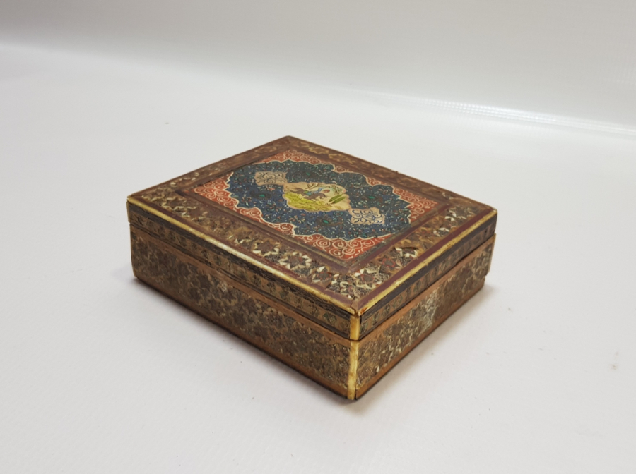 OSMANLI DÖNEMİ MARKUTERİ İŞÇİLİKLİ VE EL BOYAMA MİNYATÜRLÜ KAPAKLI KUTU