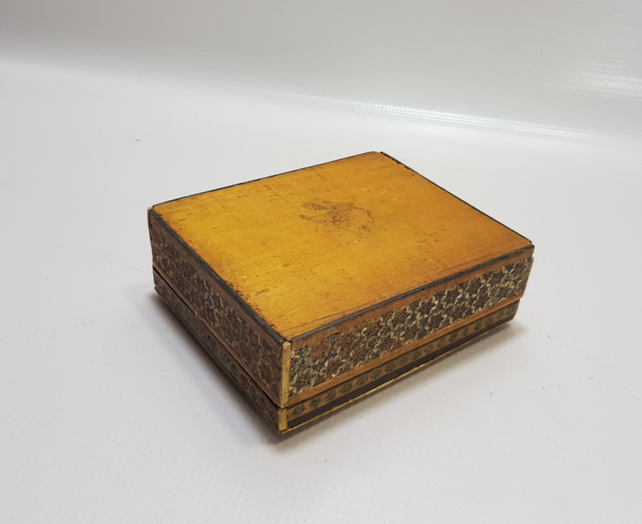 OSMANLI DÖNEMİ MARKUTERİ İŞÇİLİKLİ VE EL BOYAMA MİNYATÜRLÜ KAPAKLI KUTU