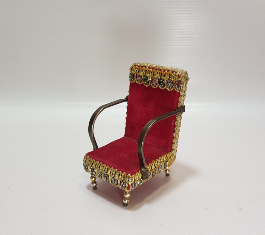 KOLTUK FORMUNDA YAPILMIŞ ANTİKA CEP SAATİ STANDI