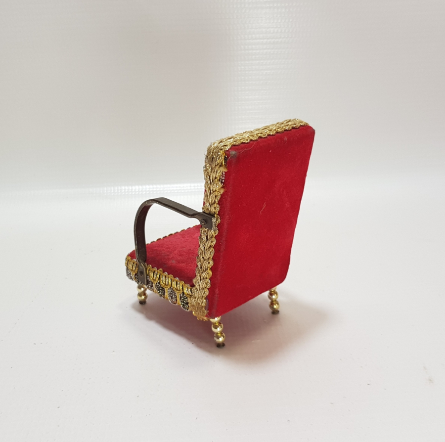 KOLTUK FORMUNDA YAPILMIŞ ANTİKA CEP SAATİ STANDI