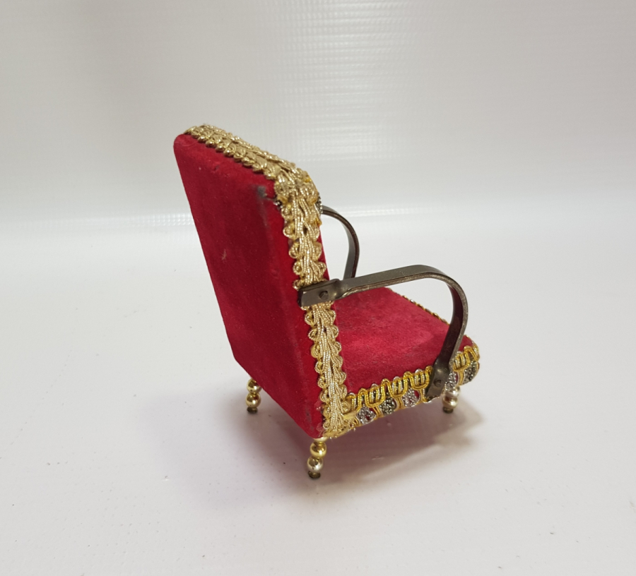 KOLTUK FORMUNDA YAPILMIŞ ANTİKA CEP SAATİ STANDI