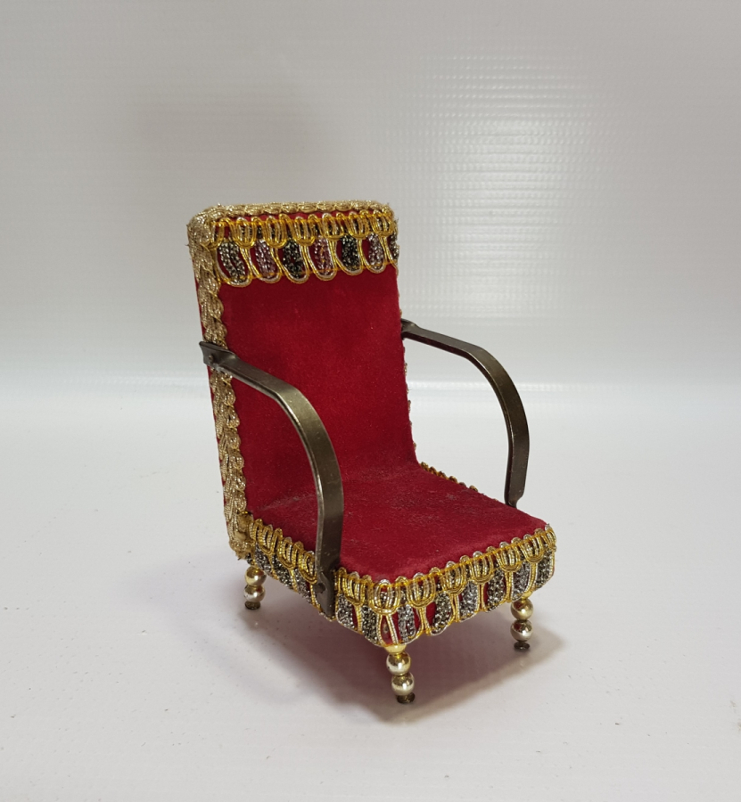 KOLTUK FORMUNDA YAPILMIŞ ANTİKA CEP SAATİ STANDI