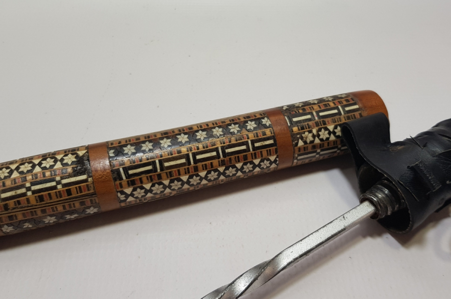 İÇİNDE GİZLİ ŞİŞ BULUNAN MARKUTERİ İŞÇİLİKLİ ANTİKA AT KAMÇISI