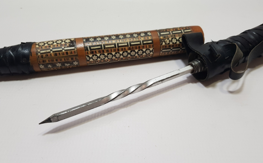 İÇİNDE GİZLİ ŞİŞ BULUNAN MARKUTERİ İŞÇİLİKLİ ANTİKA AT KAMÇISI