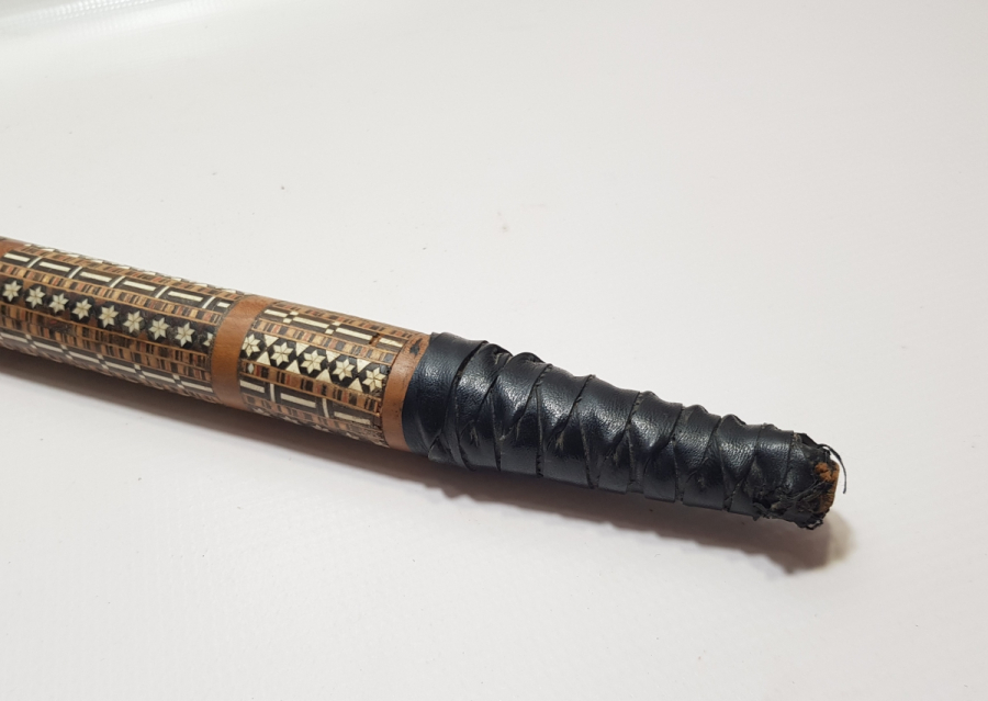 İÇİNDE GİZLİ ŞİŞ BULUNAN MARKUTERİ İŞÇİLİKLİ ANTİKA AT KAMÇISI