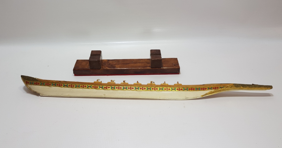 OSMANLI DÖNEMİ EL YAPIMI BÜYÜK BOY AHŞAP SALTANAT KAYIĞI FORMLU MASA ÜSTÜ OBJESİ