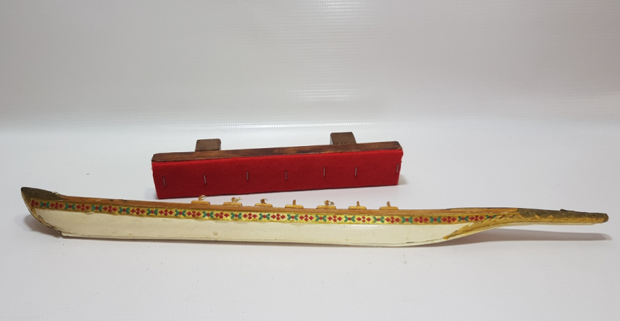 OSMANLI DÖNEMİ EL YAPIMI BÜYÜK BOY AHŞAP SALTANAT KAYIĞI FORMLU MASA ÜSTÜ OBJESİ