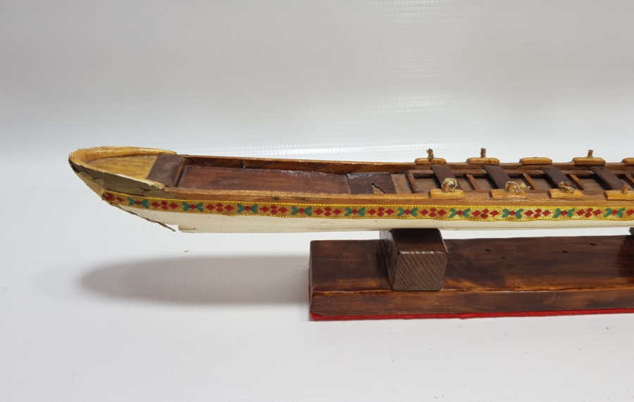 OSMANLI DÖNEMİ EL YAPIMI BÜYÜK BOY AHŞAP SALTANAT KAYIĞI FORMLU MASA ÜSTÜ OBJESİ