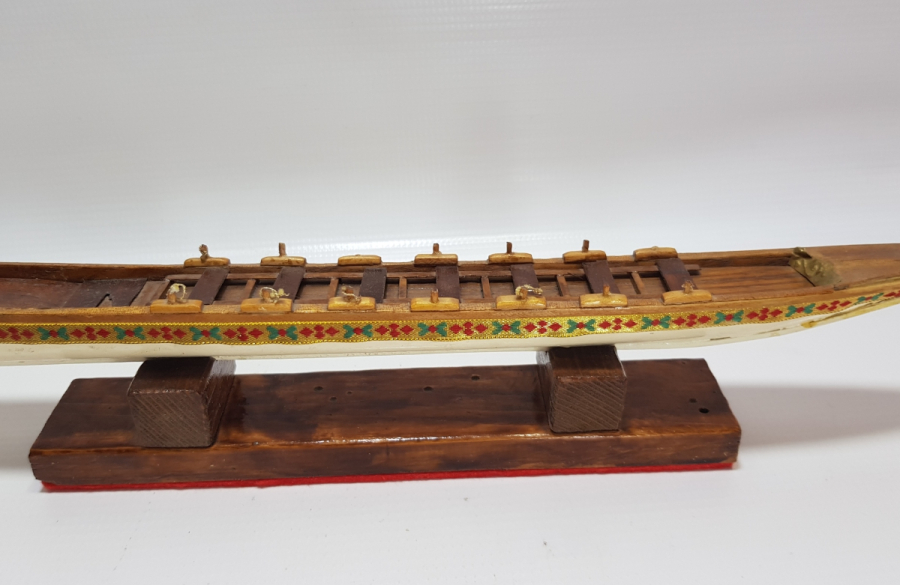 OSMANLI DÖNEMİ EL YAPIMI BÜYÜK BOY AHŞAP SALTANAT KAYIĞI FORMLU MASA ÜSTÜ OBJESİ