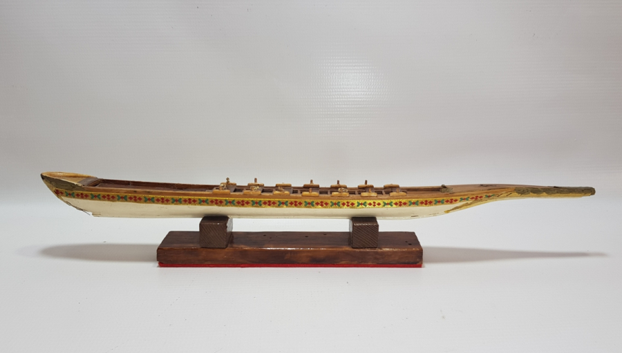 OSMANLI DÖNEMİ EL YAPIMI BÜYÜK BOY AHŞAP SALTANAT KAYIĞI FORMLU MASA ÜSTÜ OBJESİ