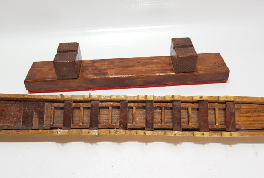 OSMANLI DÖNEMİ EL YAPIMI BÜYÜK BOY AHŞAP SALTANAT KAYIĞI FORMLU MASA ÜSTÜ OBJESİ