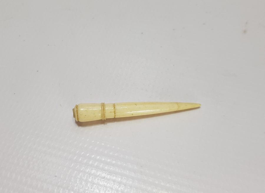 OSMANLI DÖNEMİ UÇKURLUK FORMLU KEMİK İĞNEDAN