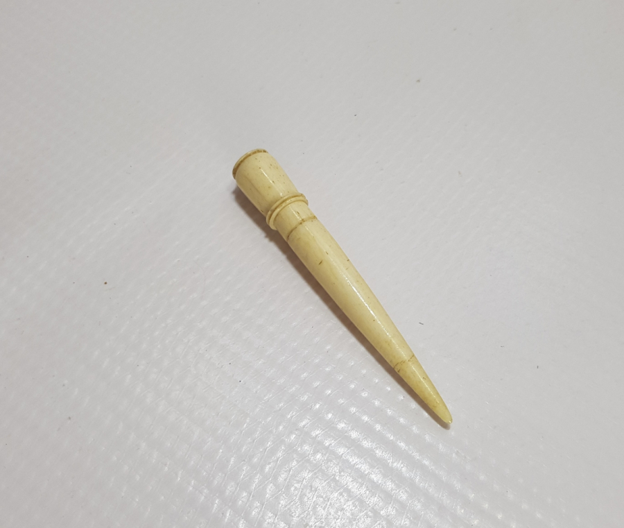 OSMANLI DÖNEMİ UÇKURLUK FORMLU KEMİK İĞNEDAN