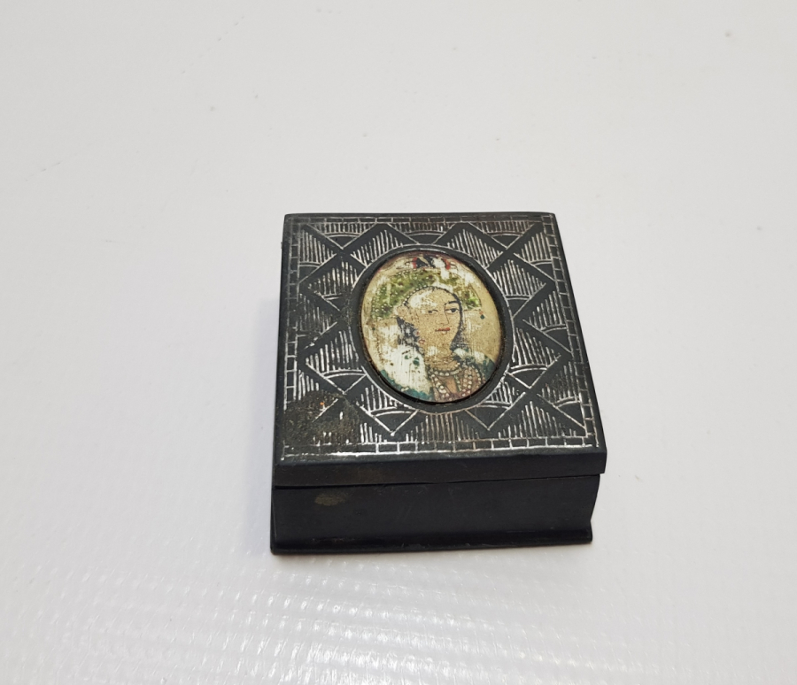 OSMANLI DÖNEMİ KOFGARİ İŞÇİLİKLİ VE EL BOYAMA KEMİK APLİKLİ KAPAKLI METAL KUTU