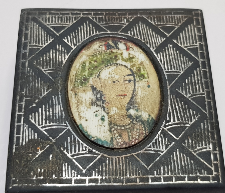 OSMANLI DÖNEMİ KOFGARİ İŞÇİLİKLİ VE EL BOYAMA KEMİK APLİKLİ KAPAKLI METAL KUTU