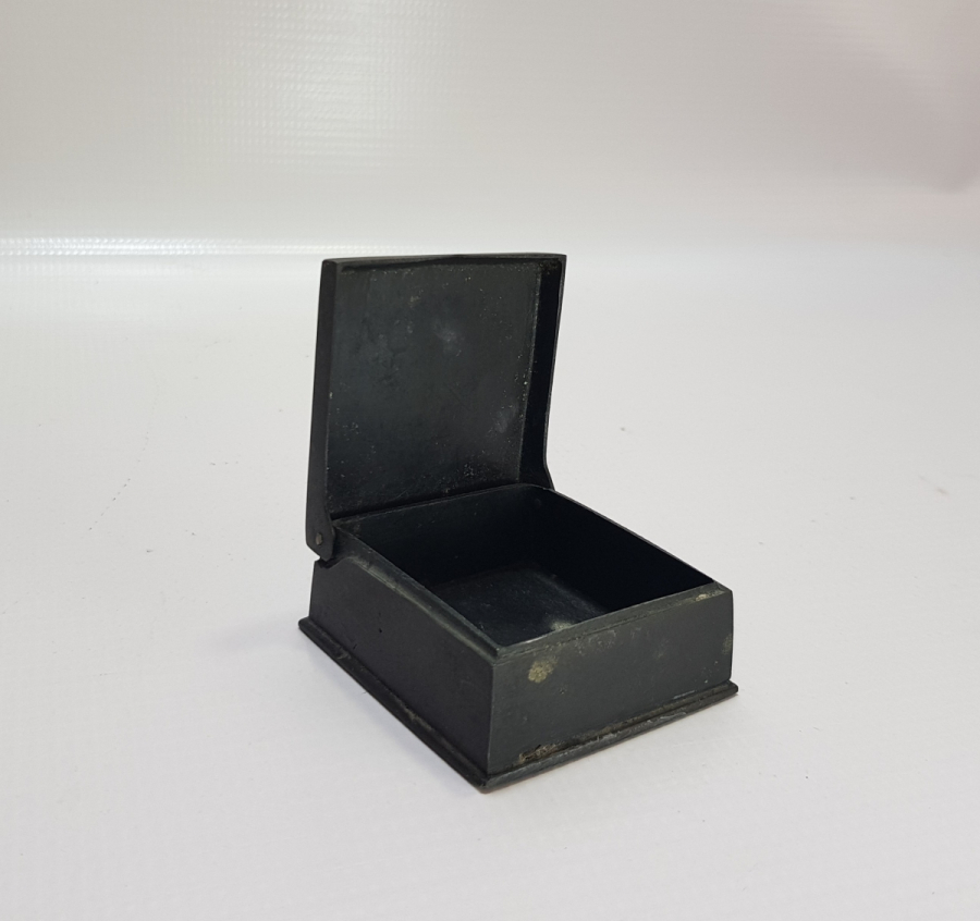 OSMANLI DÖNEMİ KOFGARİ İŞÇİLİKLİ VE EL BOYAMA KEMİK APLİKLİ KAPAKLI METAL KUTU