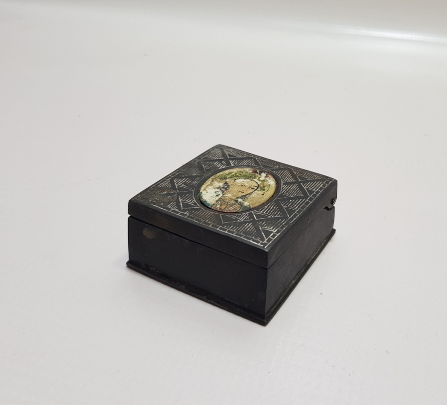 OSMANLI DÖNEMİ KOFGARİ İŞÇİLİKLİ VE EL BOYAMA KEMİK APLİKLİ KAPAKLI METAL KUTU