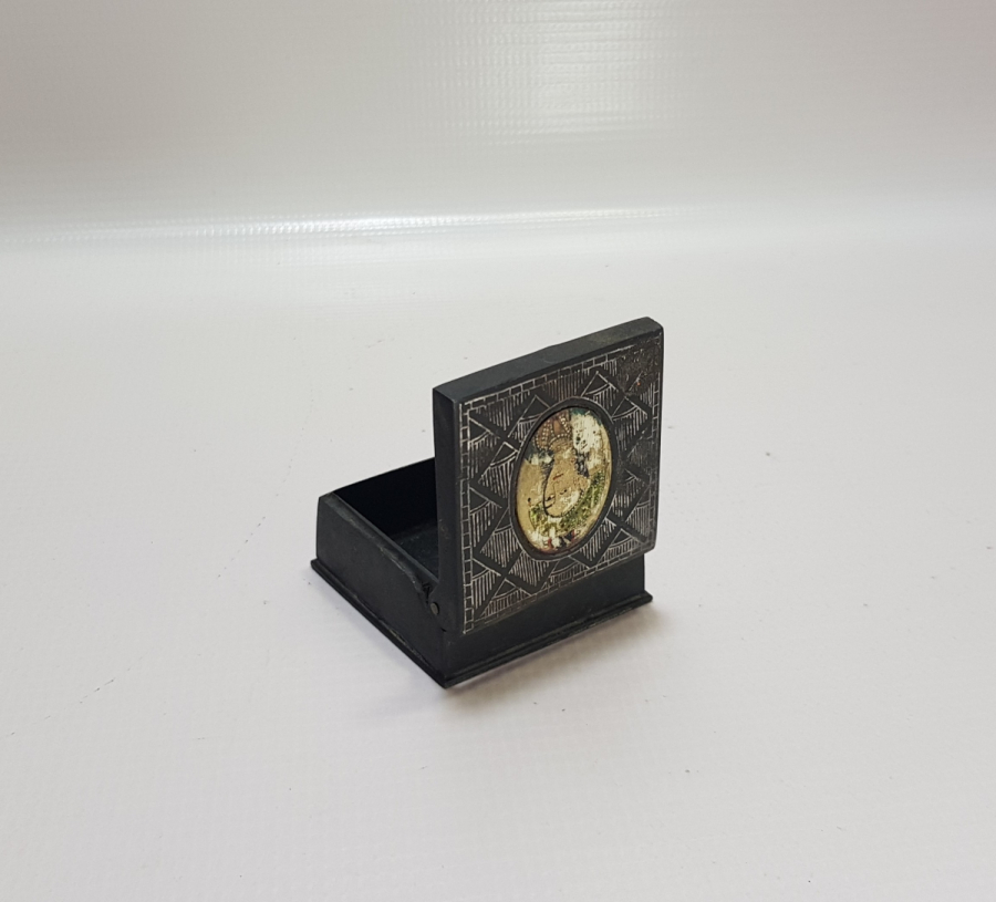 OSMANLI DÖNEMİ KOFGARİ İŞÇİLİKLİ VE EL BOYAMA KEMİK APLİKLİ KAPAKLI METAL KUTU