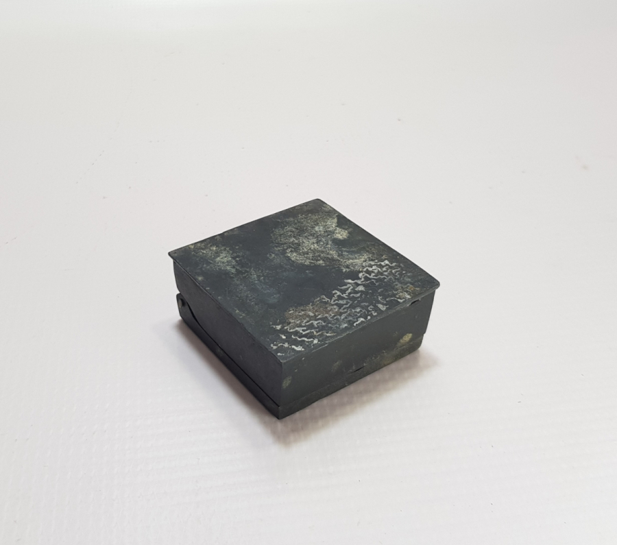 OSMANLI DÖNEMİ KOFGARİ İŞÇİLİKLİ VE EL BOYAMA KEMİK APLİKLİ KAPAKLI METAL KUTU