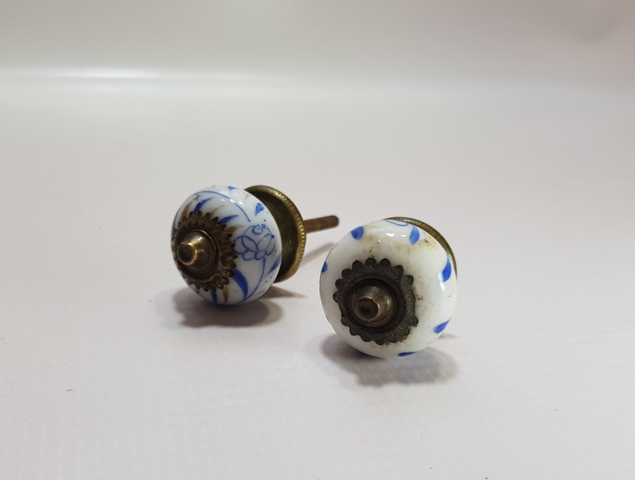 ÜZERİ EL BOYAMA İŞÇİLİKLİ OSMANLI DÖNEMİ İKİ ADET PORSELEN ÇEKMECE KULBU