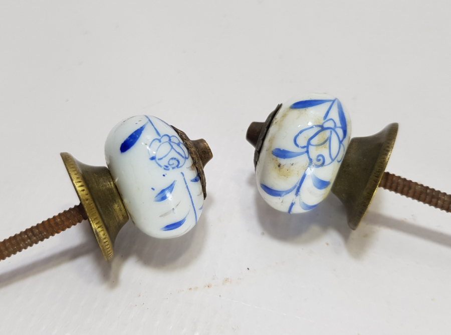 ÜZERİ EL BOYAMA İŞÇİLİKLİ OSMANLI DÖNEMİ İKİ ADET PORSELEN ÇEKMECE KULBU