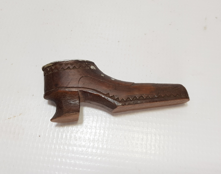 OSMANLI DÖNEMİ AYAKKABI FORMUNDA YAPILMIŞ ÜZERİ HAYAT AĞAÇLI ESARET İŞİ SİGARA AĞIZLIĞI