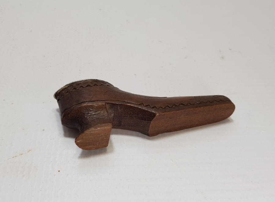 OSMANLI DÖNEMİ AYAKKABI FORMUNDA YAPILMIŞ ÜZERİ HAYAT AĞAÇLI ESARET İŞİ SİGARA AĞIZLIĞI