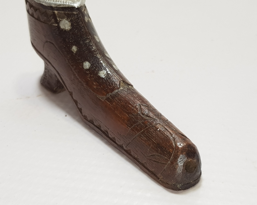 OSMANLI DÖNEMİ AYAKKABI FORMUNDA YAPILMIŞ ÜZERİ HAYAT AĞAÇLI ESARET İŞİ SİGARA AĞIZLIĞI