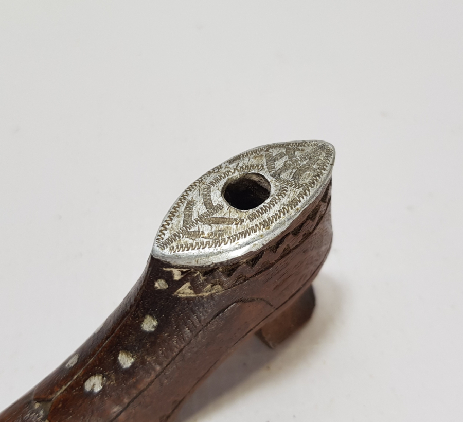 OSMANLI DÖNEMİ AYAKKABI FORMUNDA YAPILMIŞ ÜZERİ HAYAT AĞAÇLI ESARET İŞİ SİGARA AĞIZLIĞI