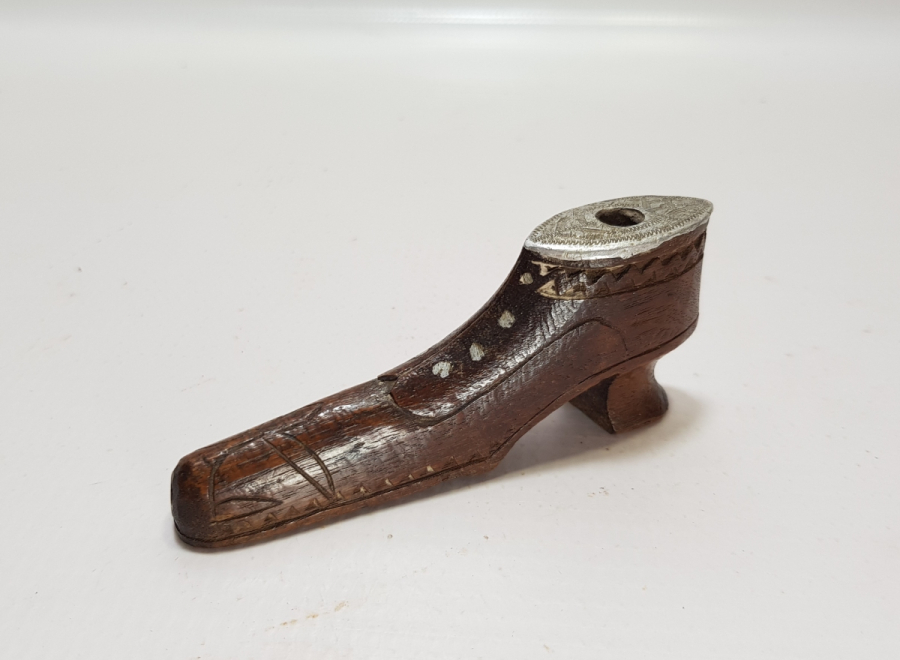 OSMANLI DÖNEMİ AYAKKABI FORMUNDA YAPILMIŞ ÜZERİ HAYAT AĞAÇLI ESARET İŞİ SİGARA AĞIZLIĞI