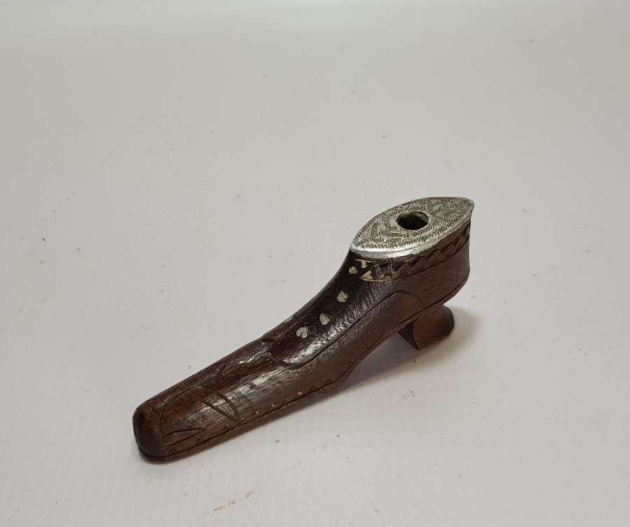 OSMANLI DÖNEMİ AYAKKABI FORMUNDA YAPILMIŞ ÜZERİ HAYAT AĞAÇLI ESARET İŞİ SİGARA AĞIZLIĞI