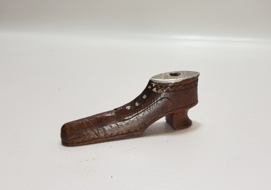OSMANLI DÖNEMİ AYAKKABI FORMUNDA YAPILMIŞ ÜZERİ HAYAT AĞAÇLI ESARET İŞİ SİGARA AĞIZLIĞI