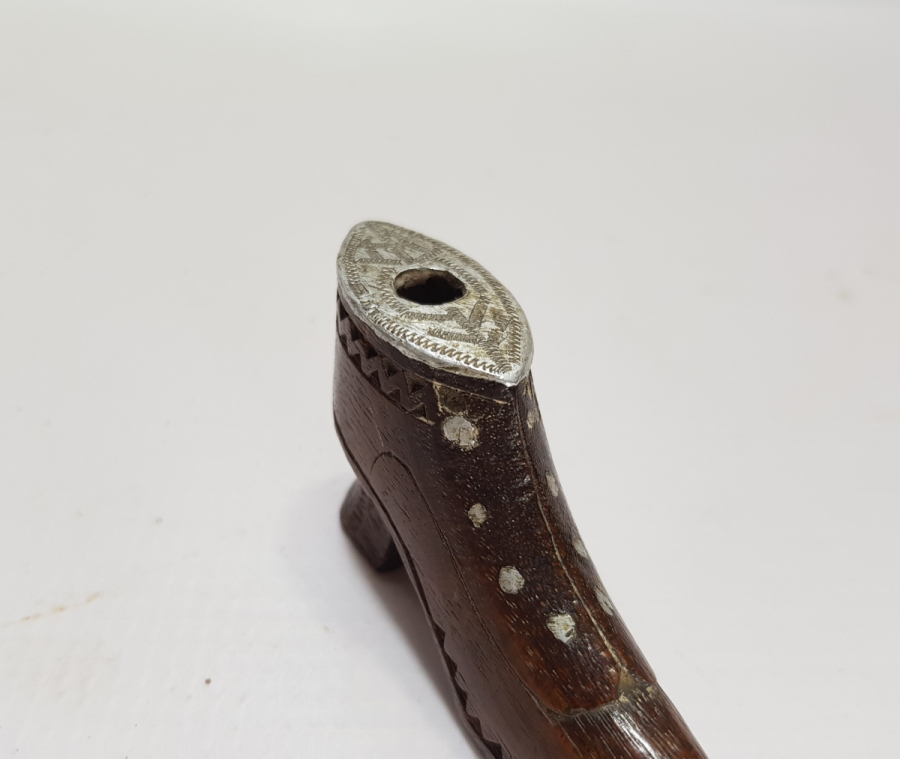 OSMANLI DÖNEMİ AYAKKABI FORMUNDA YAPILMIŞ ÜZERİ HAYAT AĞAÇLI ESARET İŞİ SİGARA AĞIZLIĞI