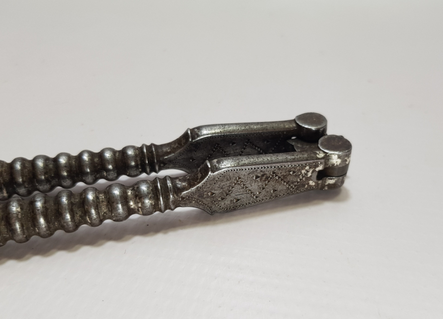 ÜZERİ İŞLEMELİ OSMANLI DÖNEMİ EL YAPIMI NADİR CEVİZ KIRACAĞI