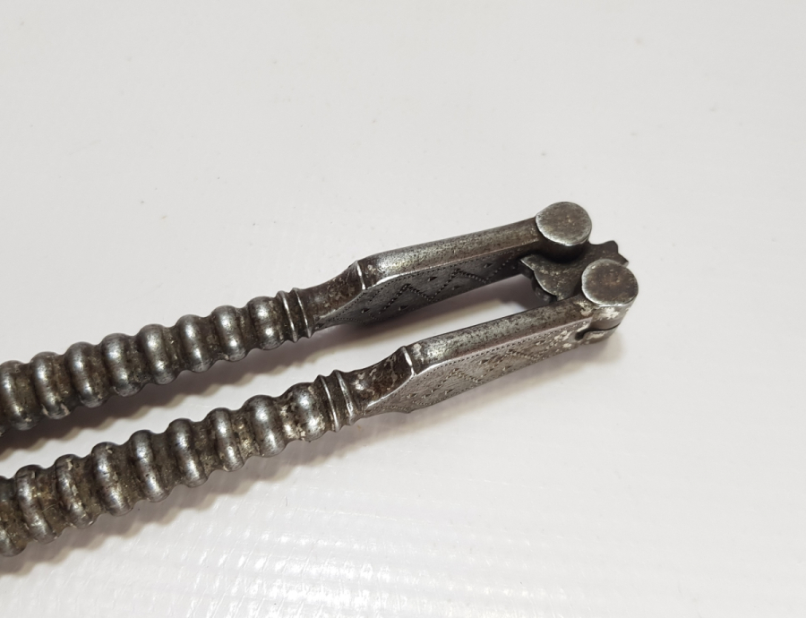 ÜZERİ İŞLEMELİ OSMANLI DÖNEMİ EL YAPIMI NADİR CEVİZ KIRACAĞI