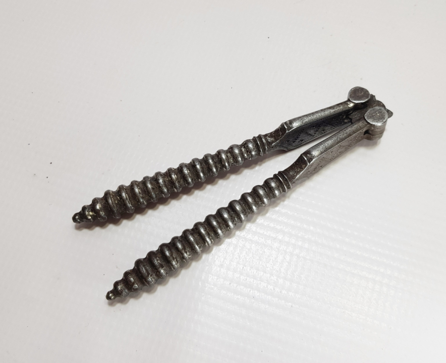 ÜZERİ İŞLEMELİ OSMANLI DÖNEMİ EL YAPIMI NADİR CEVİZ KIRACAĞI