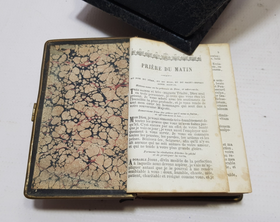 ALTIN VARAKLI ANTİKA İNCİL