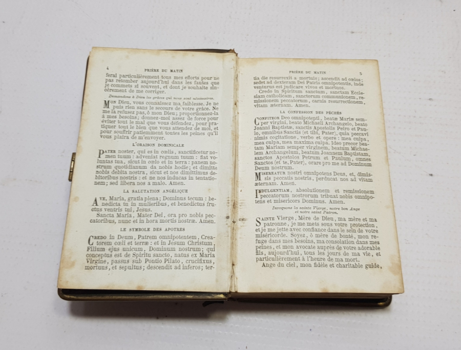 ALTIN VARAKLI ANTİKA İNCİL